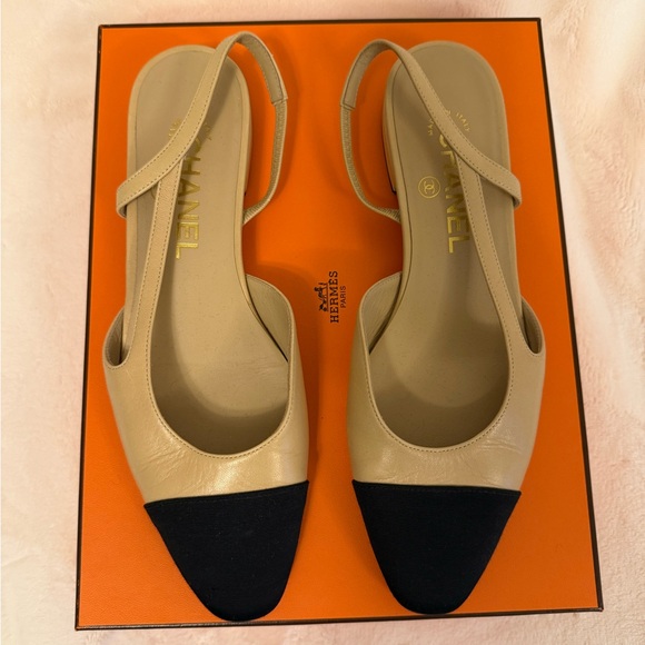 CHANEL Beige and Black Slingback Flats - Picture 6 of 7